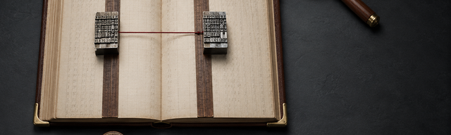 Aufgeschlagenes Hauptbuch mit zwei parallelen, durch Walnusslineale geführten Spalten auf mattem dunklem Schiefer; zwei identische Bleisatz-Blöcke aus gebürstetem Stahl liegen auf den Spalten — einer perfekt ausgerichtet, der zweite um einen halben Millimeter verschoben. Ein oxblutroter Seidenfaden überbrückt die Verschiebung. Oben rechts eine Messinglupe mit Walnussgriff, unten links Messing-Set-Square und Kalibriergewicht. Metapher für zwei Mess-Pässe im Pool-Allocator, deren minimaler Versatz das Slip-Verhalten auslöst.