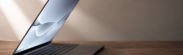 Halb-geöffnetes modernes Notebook auf einer Walnussholz-Oberfläche, Display zeigt einen abstrakt strukturierten Workflow als weiche Form, weiches Tageslicht von links — Metapher für das Lagebild zur KI-Agenten-Adoption im Mittelstand der zweiten Maiwoche 2026.