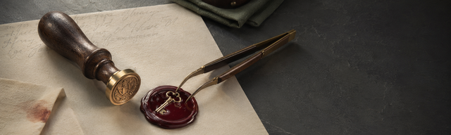 Notar-Petschaft mit halbflüssigem oxblutroten Wachs auf cremefarbenem Aktendokument, eine brass-and-walnut Pinzette zieht ein eingebettetes Messing-Schlüsselrohling aus dem noch weichen Wachskern — Metapher für das Race-Window beim Kernel-ptrace-Pfad CVE-2026-46333, in dem ein sterbender privilegierter Prozess seine Filedeskriptoren noch hergibt, bevor das Siegel vollständig erkaltet.