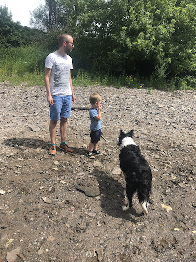 Unser Gründer mit seinem Sohn an der Moselstrand im Sommer. Zusammen mit der Hündin Penny.